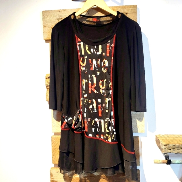🇨🇦 Canadian Brand Vin Rouge Black and Red Graphic Tunic Top - Picture 1 of 5